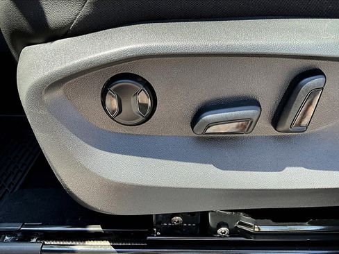 Used 2022 Volkswagen Tiguan SE R-Line image 35