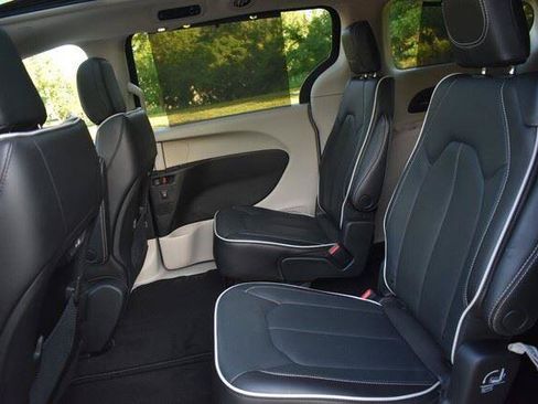 Used 2023 Chrysler Pacifica Limited AWD/4WD image 24