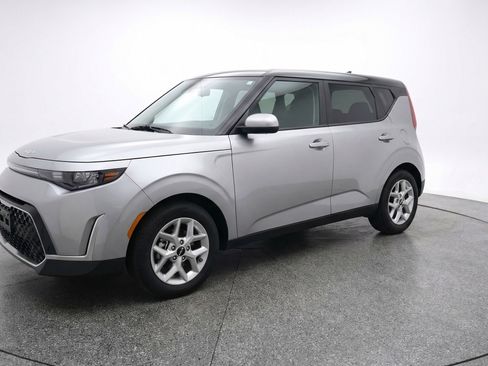 Used 2025 Kia Soul LX w/ LX Technology Package image 3