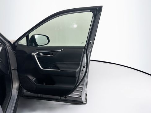 Used 2025 Toyota RAV4 XLE FWD image 33