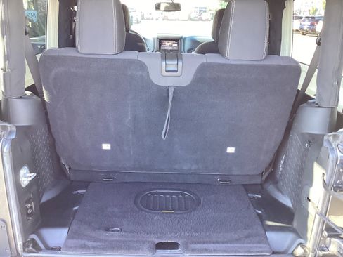 Used 2018 Jeep Wrangler Rubicon w/ Power Convenience Group image 14