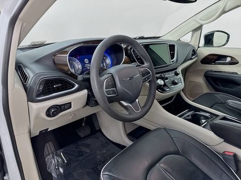 Used 2024 Chrysler Pacifica Limited w/ Trailer Tow Group image 9