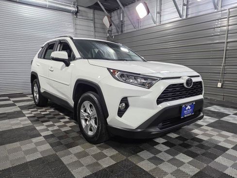 Used 2020 Toyota RAV4 XLE w/ Convenience Package image 4
