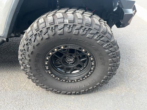 Used 2019 Jeep Wrangler Unlimited Sahara AWD/4WD image 18