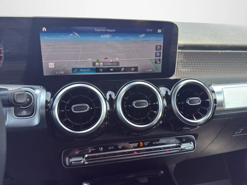 Used 2020 Mercedes-Benz GLB 250 4MATIC w/ Premium Package image 22