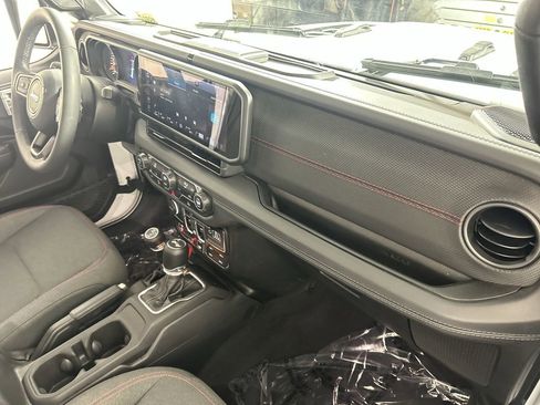 Used 2025 Jeep Wrangler Unlimited Rubicon image 25