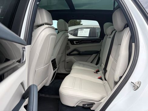 Used 2023 Porsche Cayenne AWD/4WD image 9