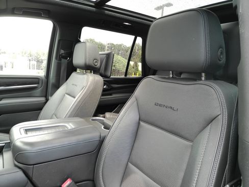 Used 2021 GMC Yukon Denali w/ Denali Ultimate Package AWD/4WD image 11