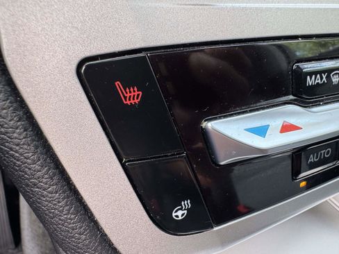 Certified 2022 Ford Explorer XLT w/ Equipment Group 202A image 23