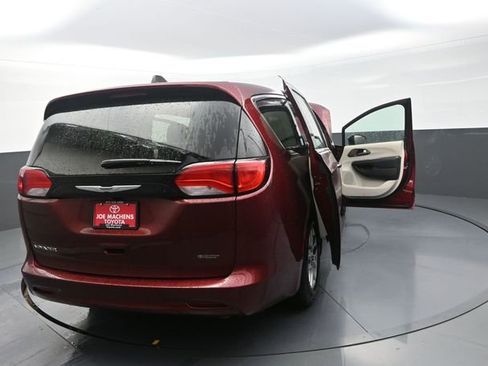 Used 2022 Chrysler Voyager LX FWD image 10