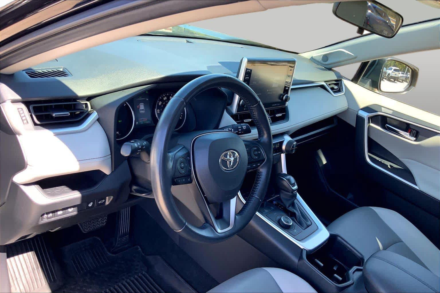 Used 2022 Toyota RAV4 XLE Premium AWD/4WD image 18