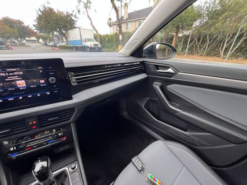 Used 2025 Volkswagen Jetta SE image 33