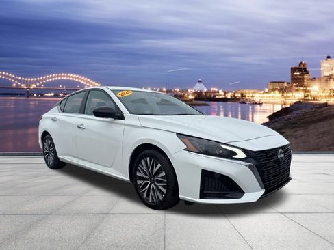 Used 2025 Nissan Altima 2.5 SV FWD image 4