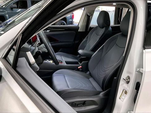 Used 2025 Volkswagen Tiguan SE w/ Panoramic Sunroof Package image 27