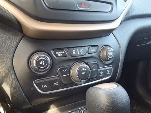 Used 2015 Jeep Cherokee Latitude w/ Cold Weather Group image 10