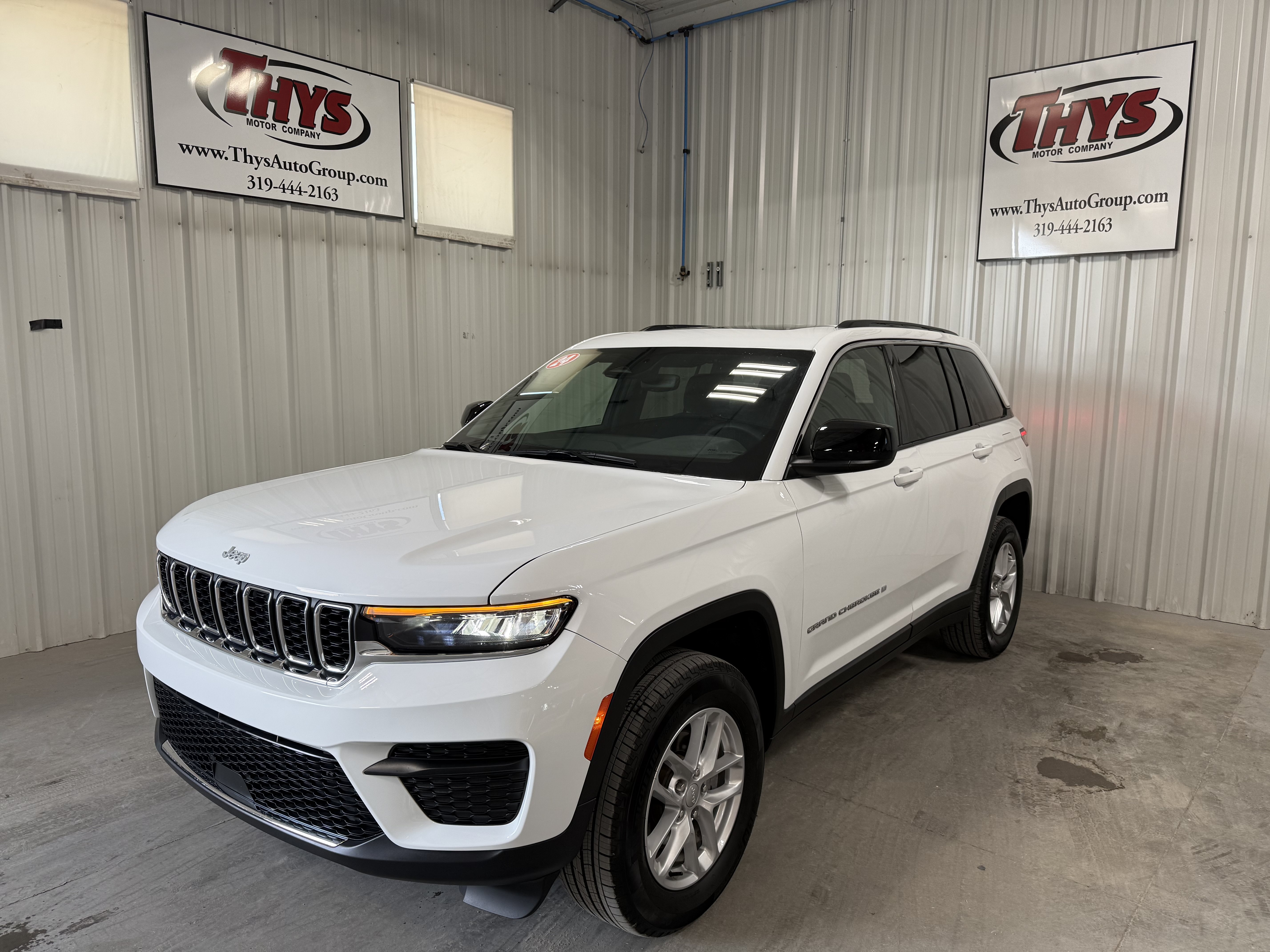 Used 2024 Jeep Grand Cherokee Laredo X w/ Luxury Tech Group I AWD/4WD image 16