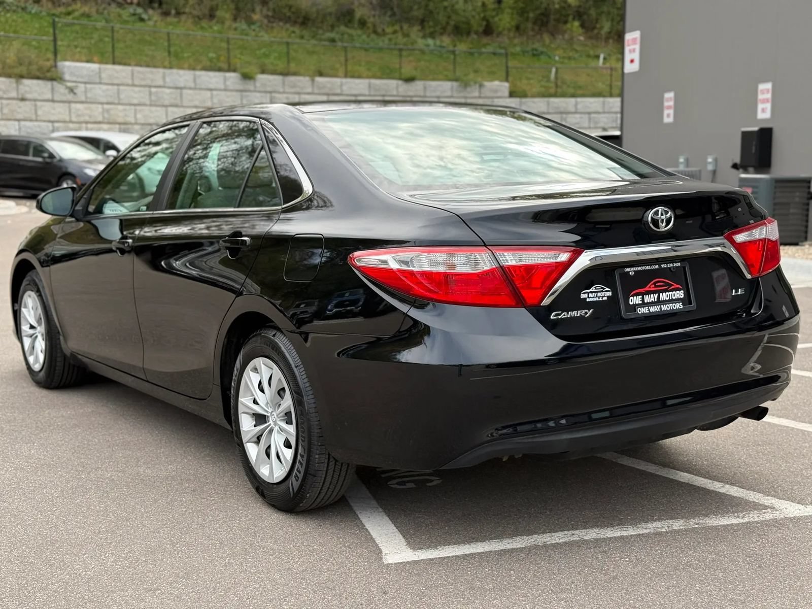 Used 2015 Toyota Camry LE FWD image 3