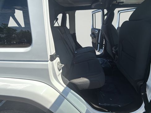 Used 2025 Jeep Wrangler Unlimited Sahara AWD/4WD image 30