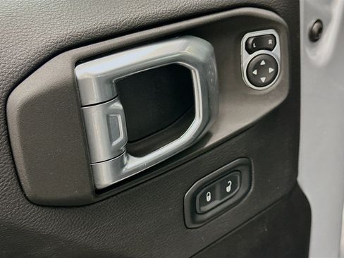 Used 2022 Jeep Wrangler Unlimited Sahara image 15