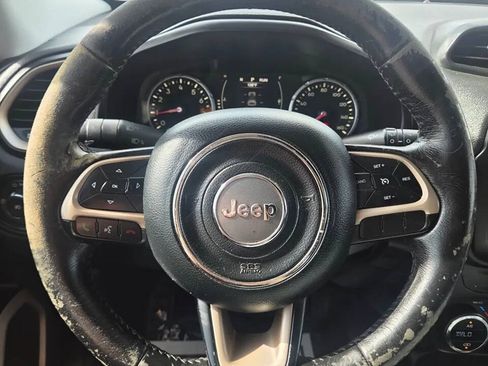 Used 2016 Jeep Renegade Latitude FWD image 8
