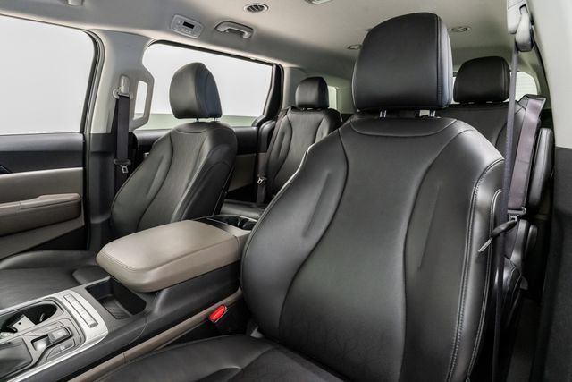 Certified 2025 Kia Carnival FWD image 9