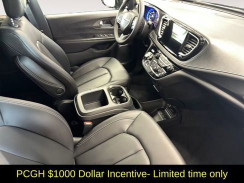 New 2026 Chrysler Pacifica Select image 4
