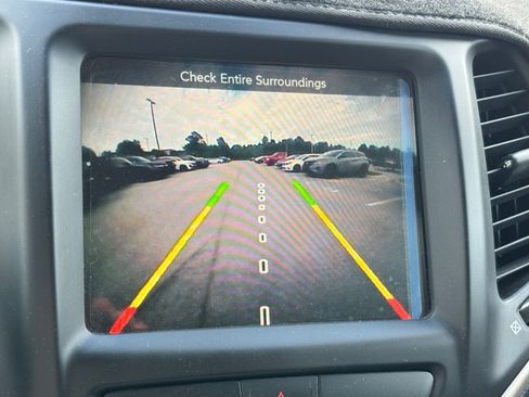 Used 2017 Jeep Cherokee Latitude FWD image 9