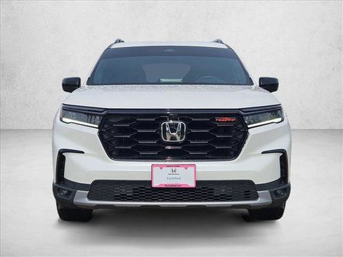 Used 2025 Honda Pilot TrailSport image 2