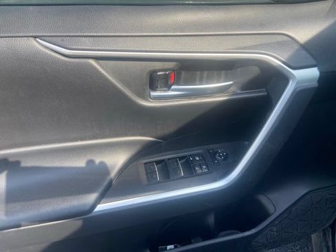 Used 2022 Toyota RAV4 XLE AWD/4WD image 7