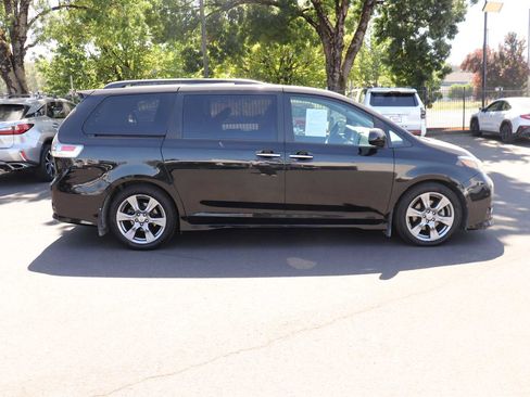 Used 2017 Toyota Sienna SE w/ SE Preferred Package FWD image 4