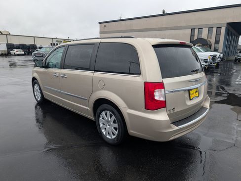 Used 2016 Chrysler Town & Country Touring w/ Driver Convenience Group image 6
