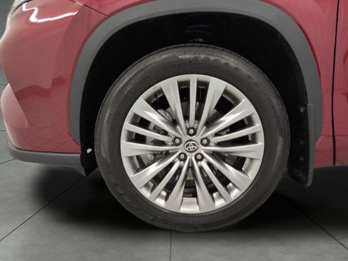 Used 2026 Toyota Highlander Platinum AWD/4WD image 3