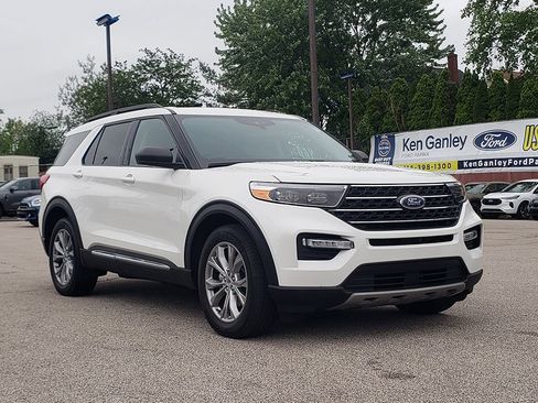 Used 2023 Ford Explorer XLT w/ Equipment Group 202A AWD/4WD image 3