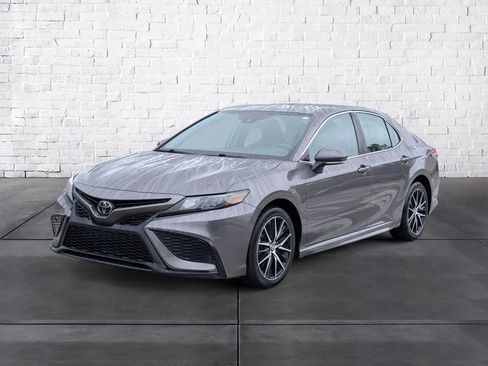 Used 2022 Toyota Camry SE image 3