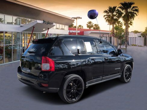 Used 2012 Jeep Compass Latitude w/ Altitude Pkg FWD image 3