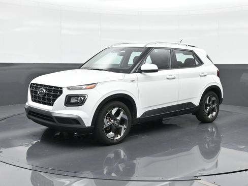 Certified 2024 Hyundai Venue SEL FWD image 1