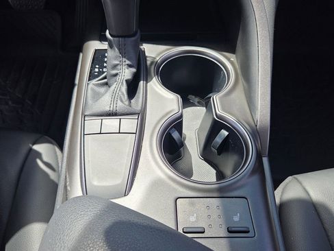 Used 2022 Toyota Camry SE w/ Cold Weather Package image 18