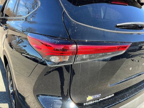Used 2021 Toyota Highlander XLE AWD/4WD image 32