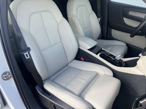 Used 2023 Volvo XC40 B4 Ultimate FWD image 10
