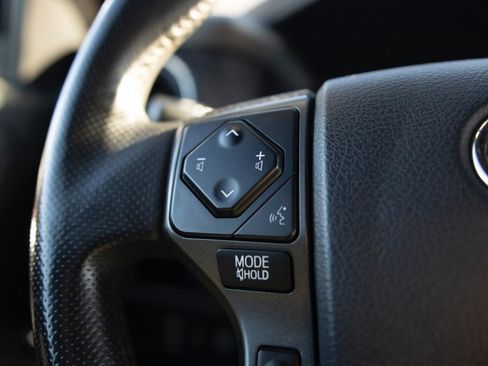 Used 2018 Toyota Tacoma TRD Sport image 6