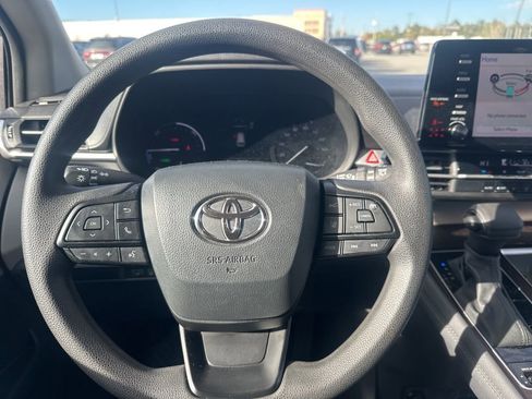 Used 2024 Toyota Sienna LE image 13