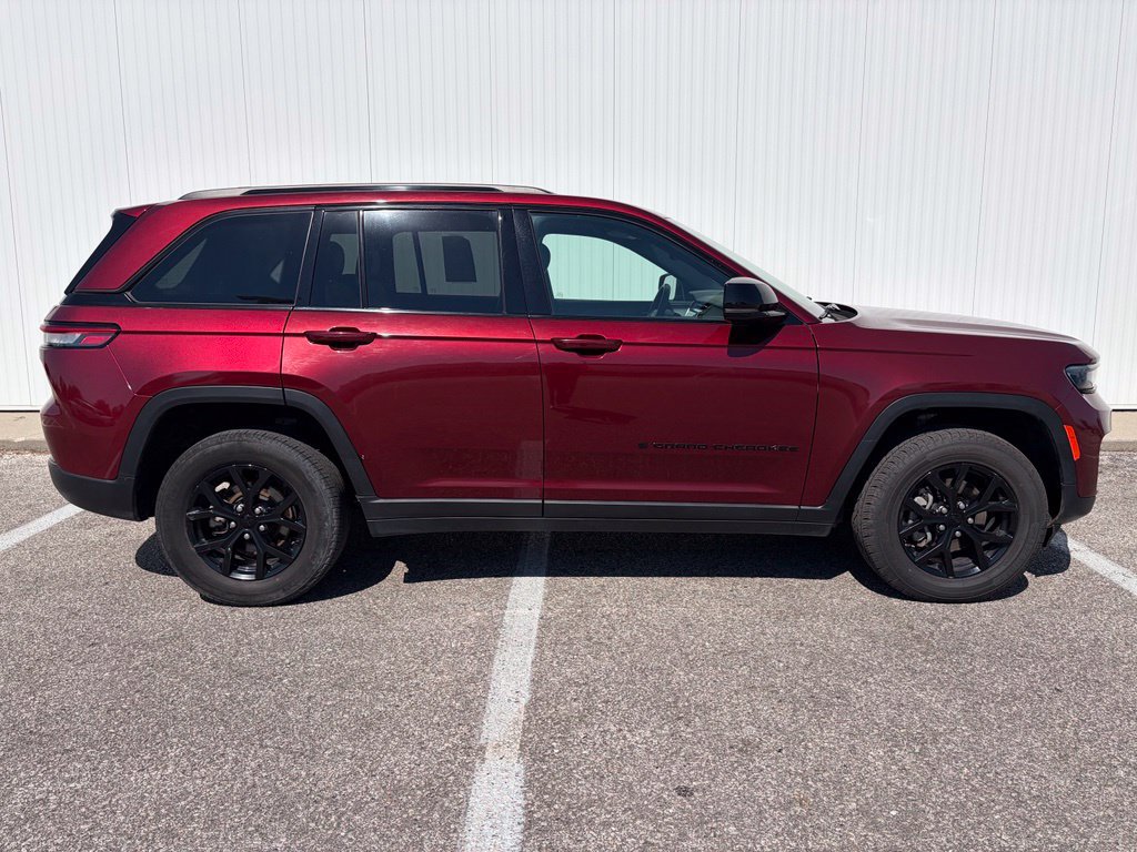 Used 2024 Jeep Grand Cherokee Altitude AWD/4WD image 9