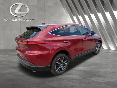 Used 2022 Toyota Venza LE image 6