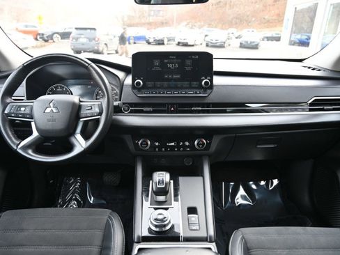 Used 2023 Mitsubishi Outlander SE image 12