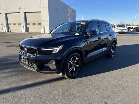 Used 2025 Volvo XC40 B5 Core image 5