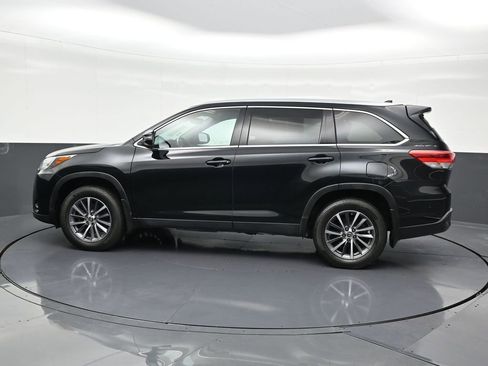 Used 2019 Toyota Highlander XLE image 2