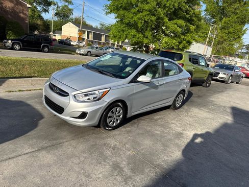 Used 2017 Hyundai Accent SE FWD image 2