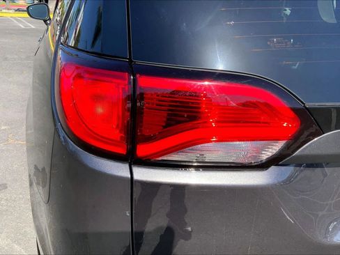 Used 2019 Chrysler Pacifica Limited w/ Advanced Safetytec Group FWD image 28