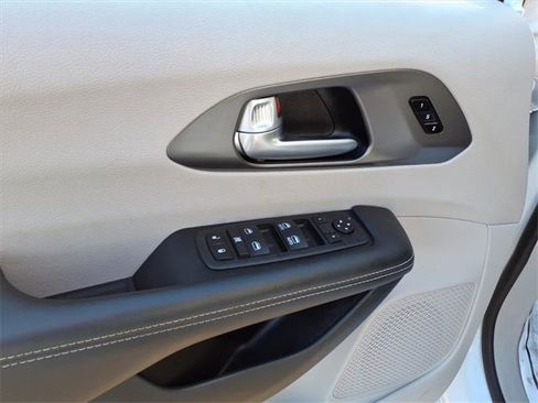 Used 2024 Chrysler Pacifica Touring-L image 8