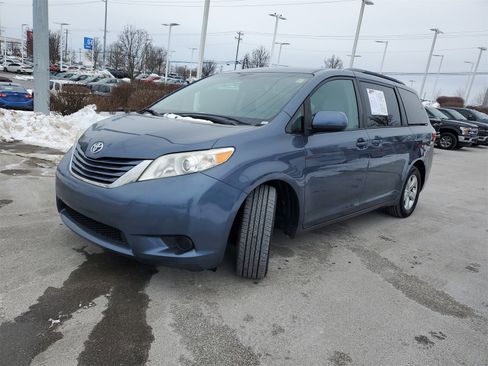 Used 2016 Toyota Sienna LE image 2